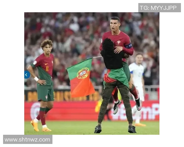 欧冠赛场惊现奇葩时刻球迷冲入抢夺C罗球衣引发热议