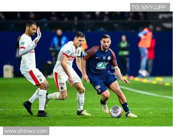 法甲激战斯特拉斯堡迎战雷恩双方争夺关键积分之战 法甲激战斯特拉斯堡迎战雷恩双方争夺关键积分之战