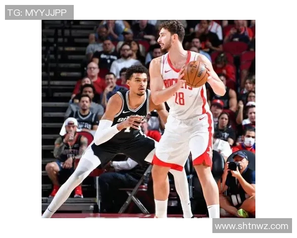 马刺与火箭激战正酣16日对决引发球迷热议与期待 马刺与火箭激战正酣16日对决引发球迷热议与期待