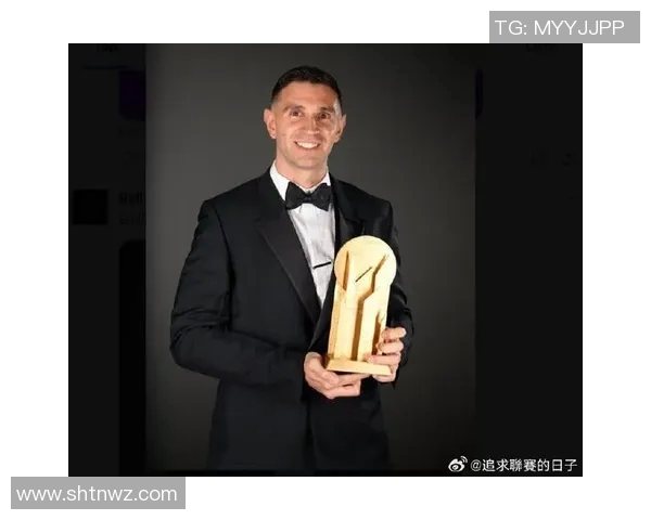 马丁内斯的传奇旅程：从草根球员到世界足球明星的蜕变与奋斗